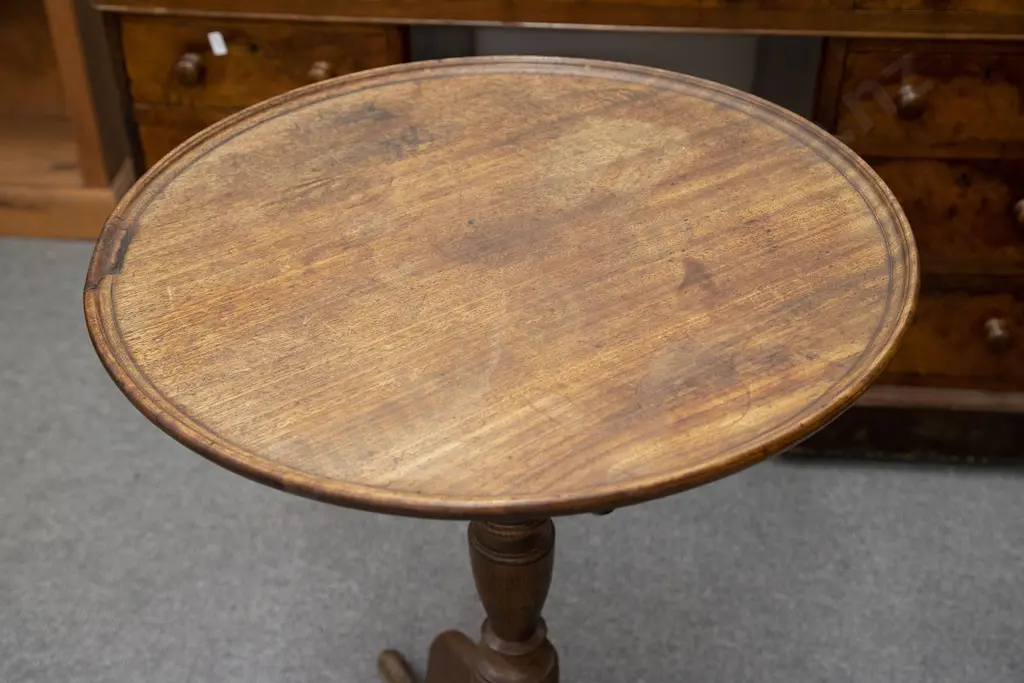 Geo III Faded Mahogany Wine Table (bad repair to leg) Image 1++