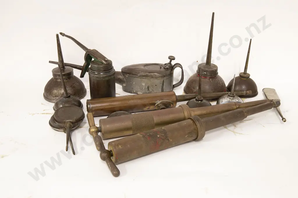 Collection Oil Cans & Grease Guns Image 1++