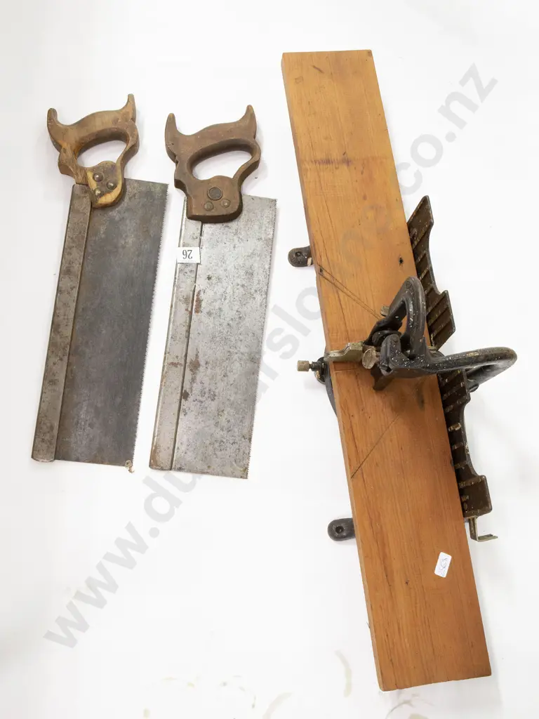 Stanley No150 Mitre Box and Two Saws Image 1++