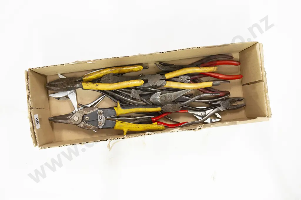 Assorted Pliers Image 1++