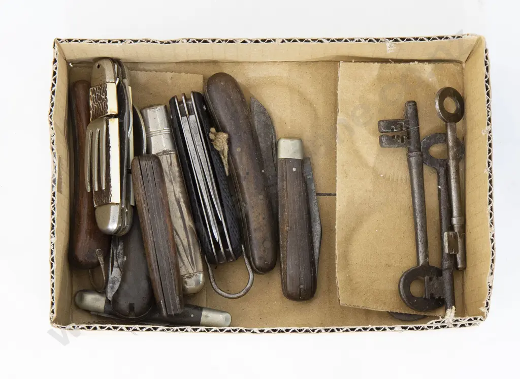 Qty Pocket Knives and Keys (11 Image 1++