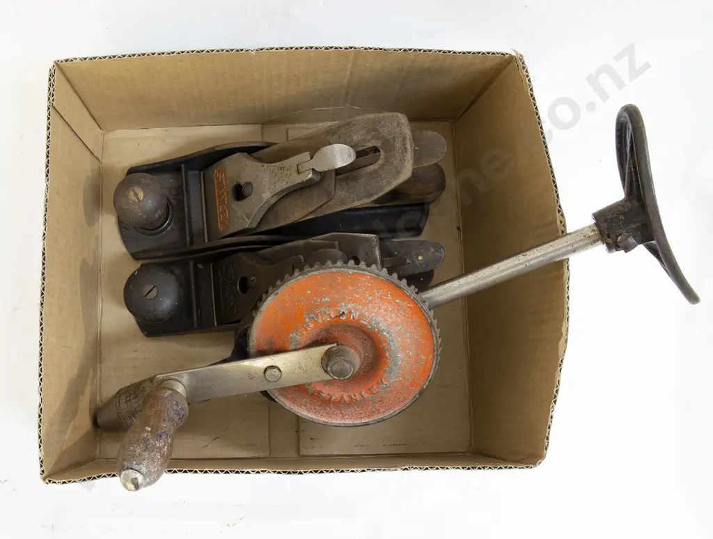 Two Woodworking Planes & Drill Brace Image 1++