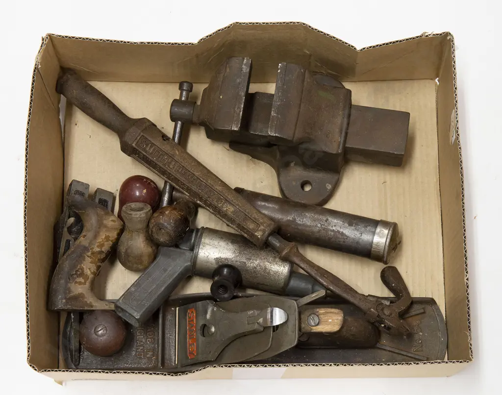 Bench Vise Image 1++