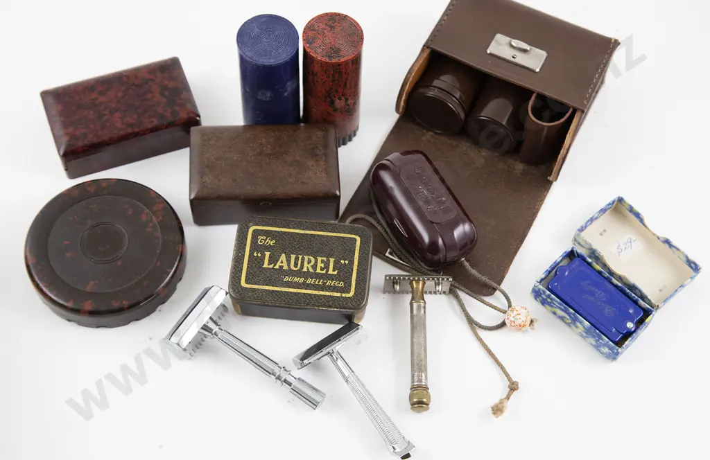Various Gem and Other Bakelite Cased Razors Image 1++
