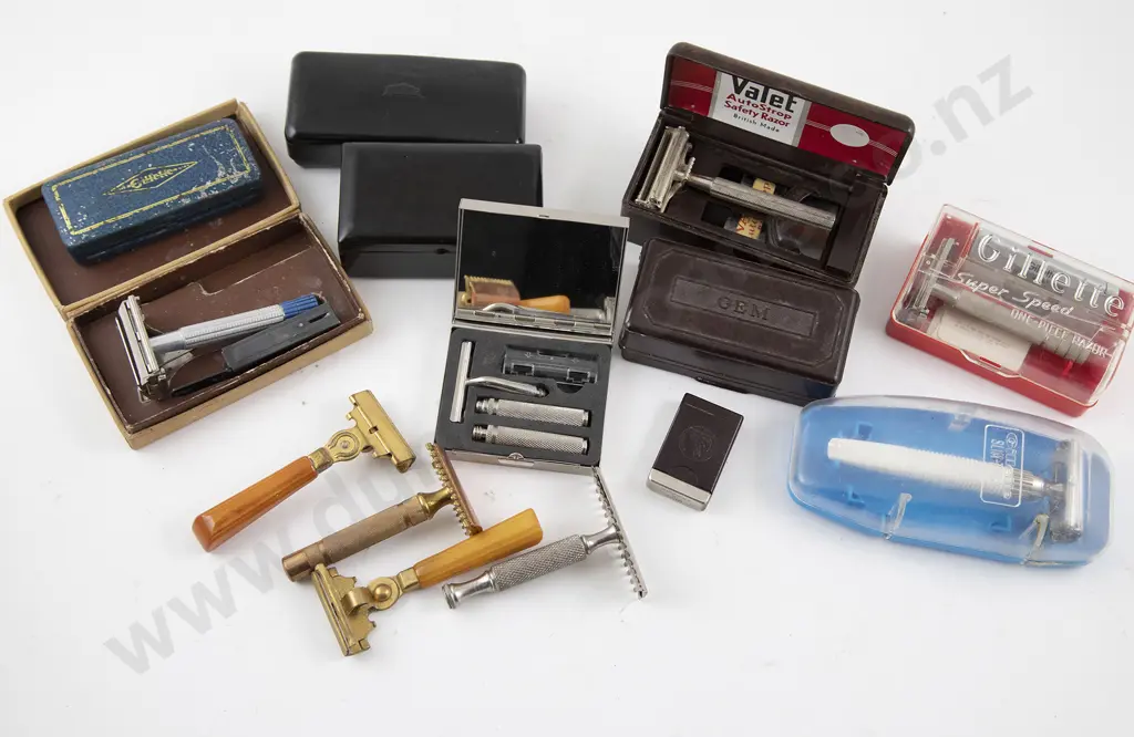 Gem Bakelite Cased Razors Image 1++