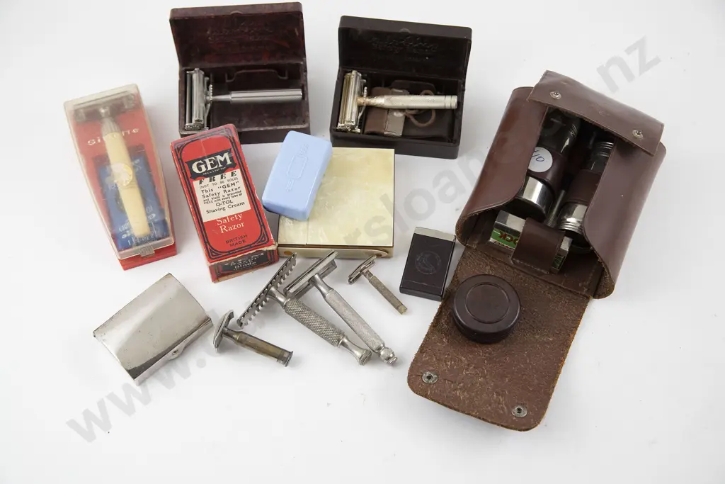 Gem Bakelite and Other Cased Razors Image 1++