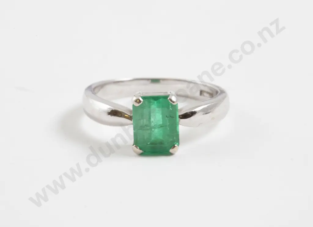 18ct White Gold SIngle Emerald Ring Image 1++