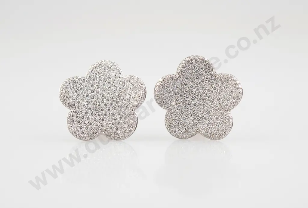 Pair Pasquale Bruni (Italy) 18ct White Gold Diamond Flower Head Earrings Image 1++