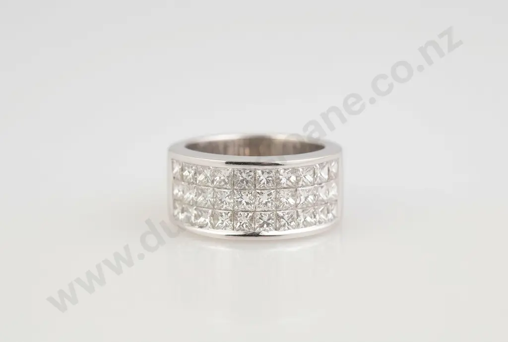 18ct White Gold 30stone Diamond Band Ring Image 1++