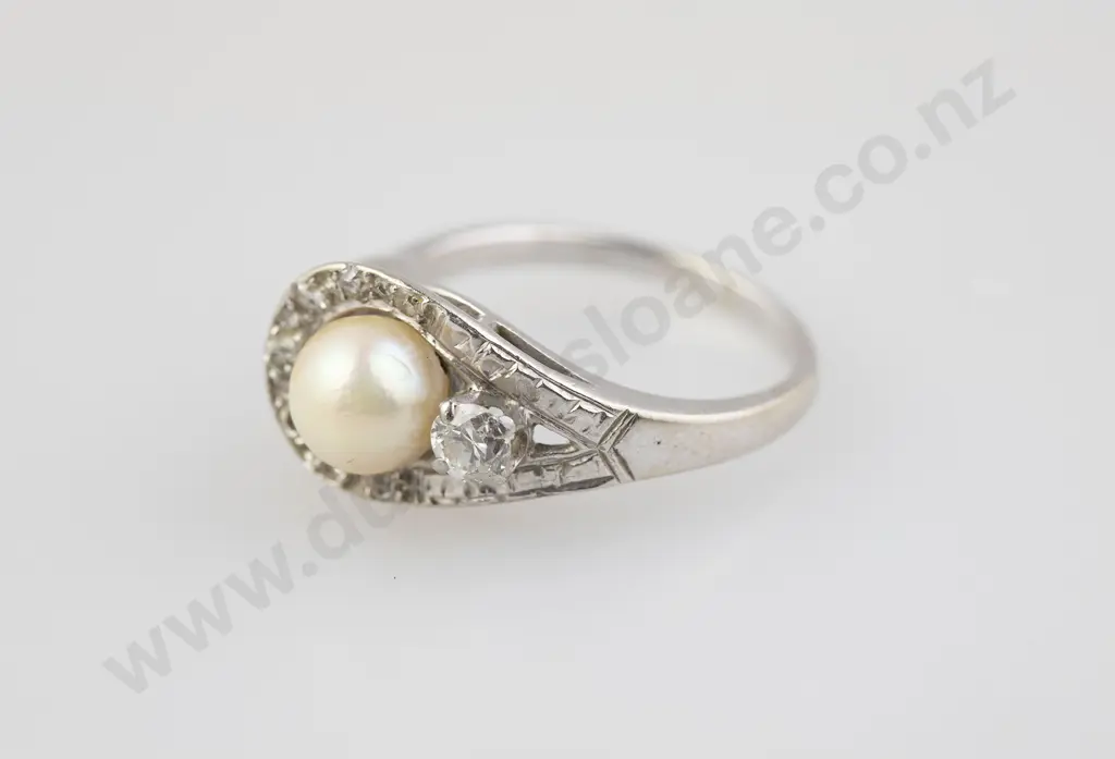 14ct White Gold Single Pearl and Diamond Cluster Ring Image 1++