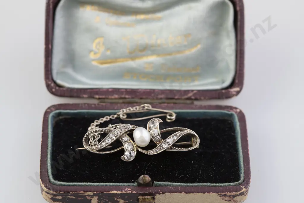 Edwardian 15ct Pearl and Diamond Scroll Brooch Image 1++