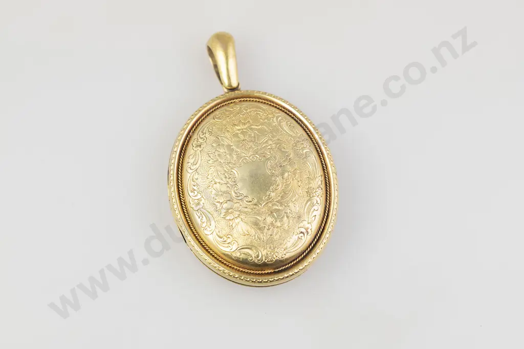 Late Victorian 18ct Oval Photo Locket Image 1++