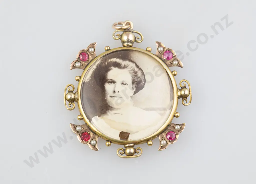 Late Victorian 9ct Double Sided Circular Photo Locket Image 1++