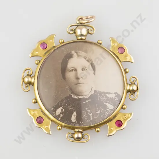 Late Victorian 9ct Double Sided Circular Photo Locket