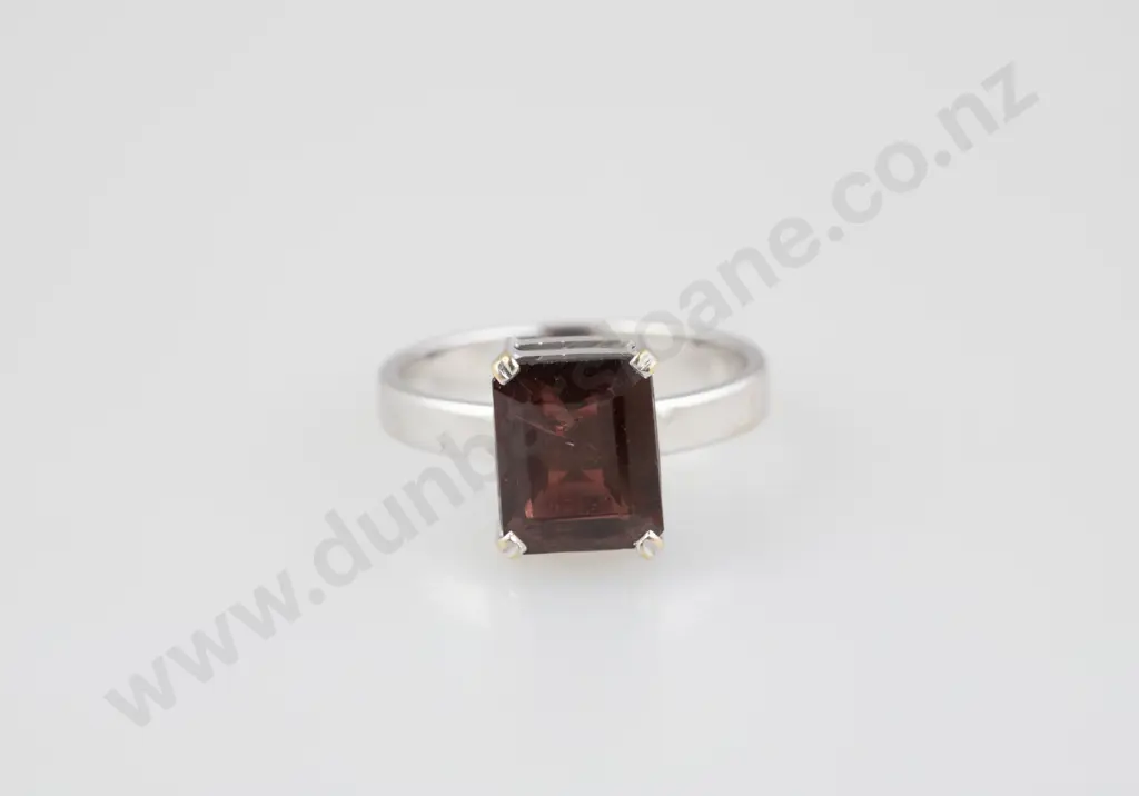 18ct Single Garnet Ring Image 1++