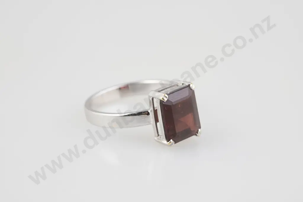 18ct Single Garnet Ring Image 1++