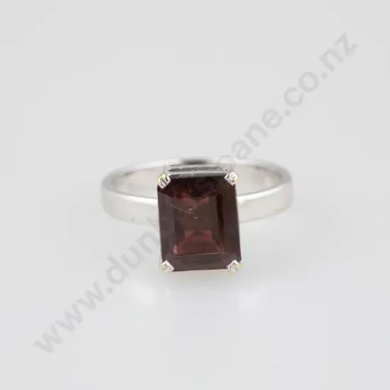 18ct Single Garnet Ring