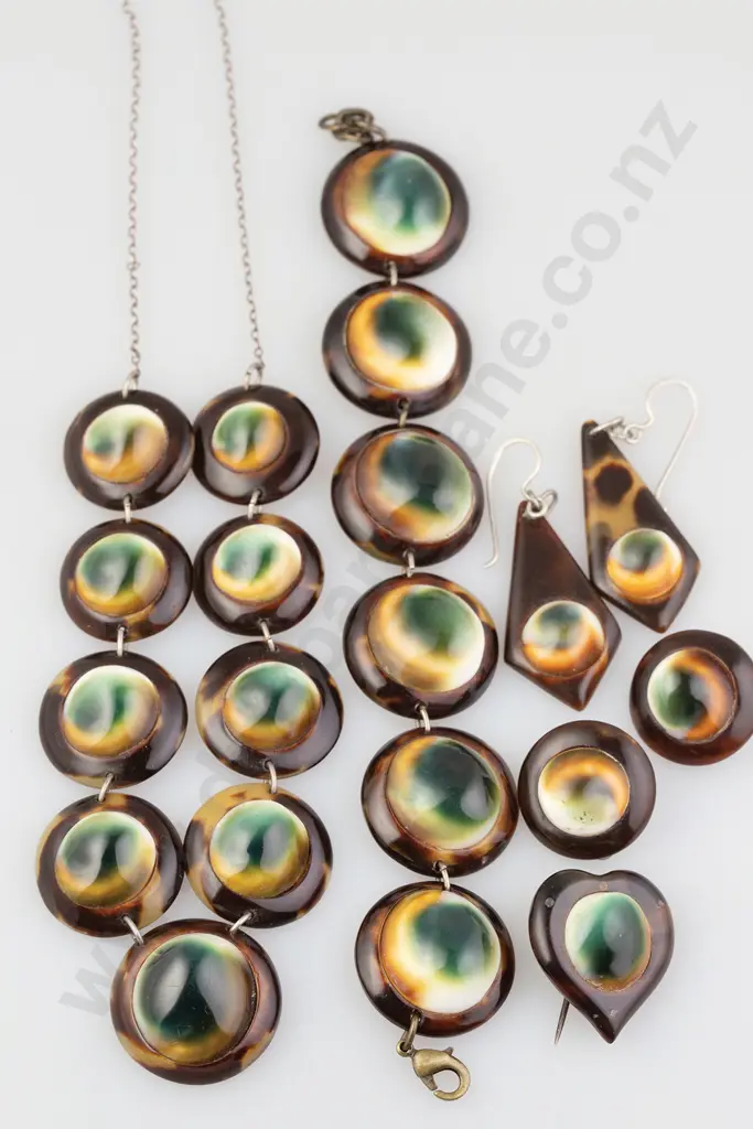 Pacific Island Simulated Tortoise and Operculum (Cats Eye) Jewellery Image 1++