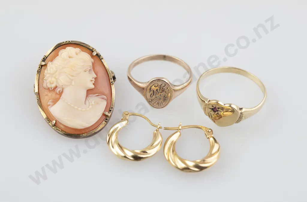 Two 9ct Signet Rings Image 1++