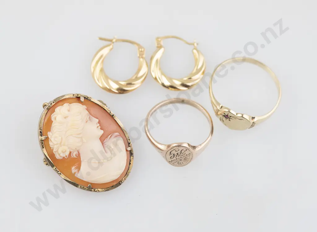 Two 9ct Signet Rings Image 1++