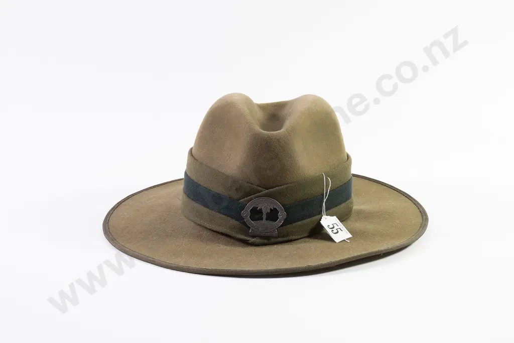 Modern NZ Slouch Hat with Queen Alexandra s Mounted Rifles hat badge on khaki/dark green/khaki puggaree Image 1++