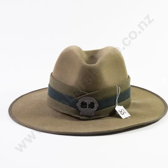 Modern NZ Slouch Hat with Queen Alexandra s Mounted Rifles hat badge on khaki/dark green/khaki puggaree