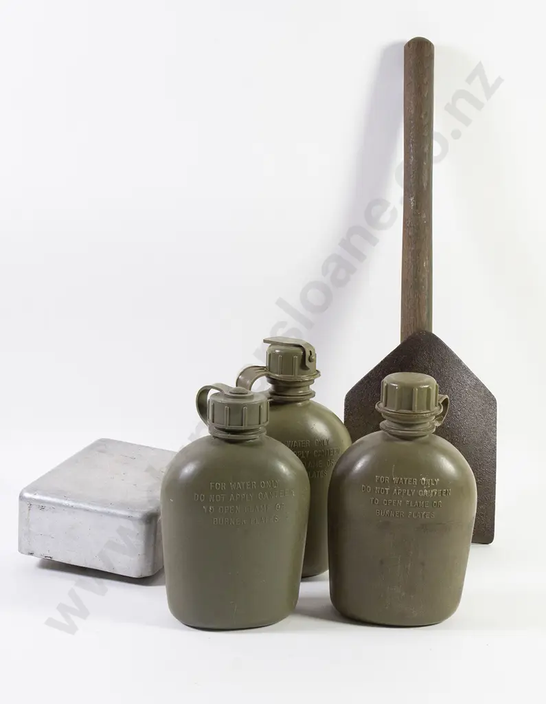 WWII Folding Trench Shovel Image 1++