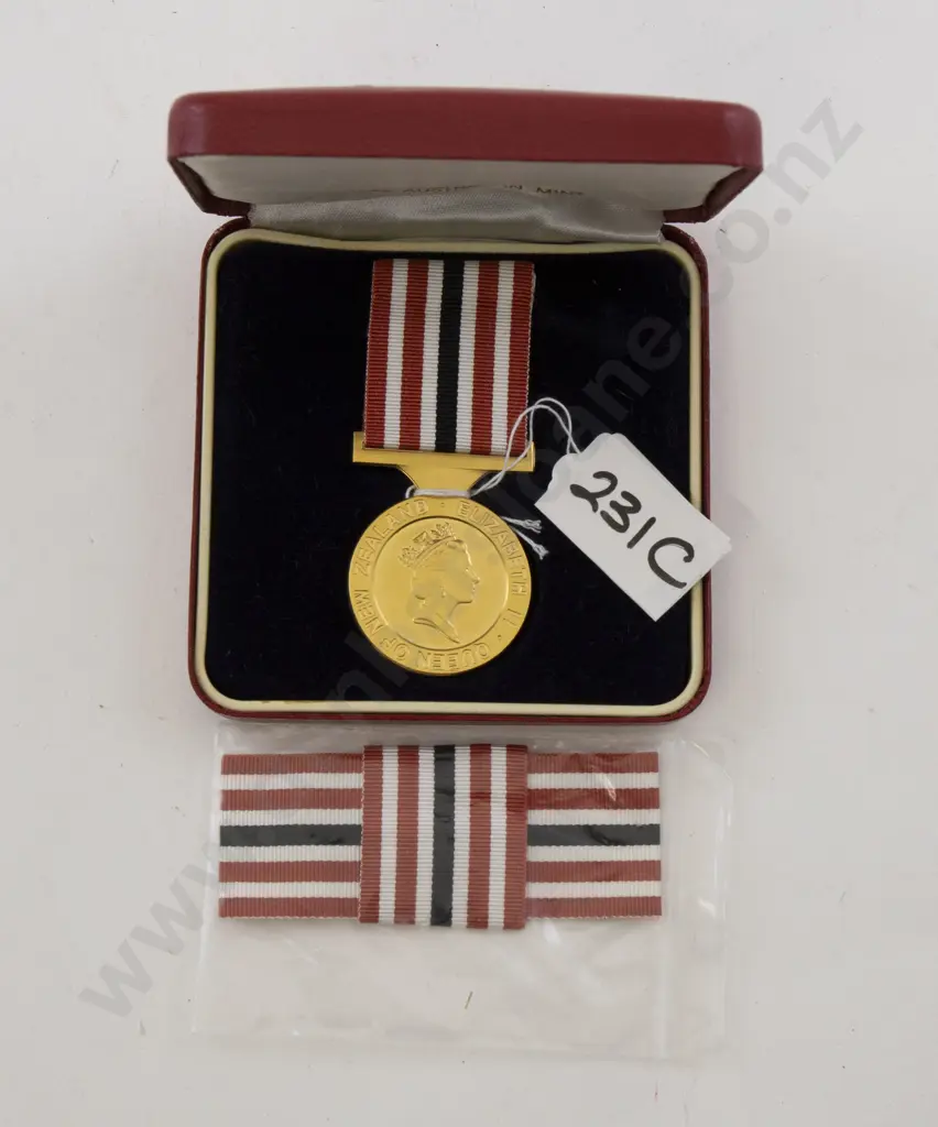 Cased The New Zealand 1990 Commemoration Medal Image 1++