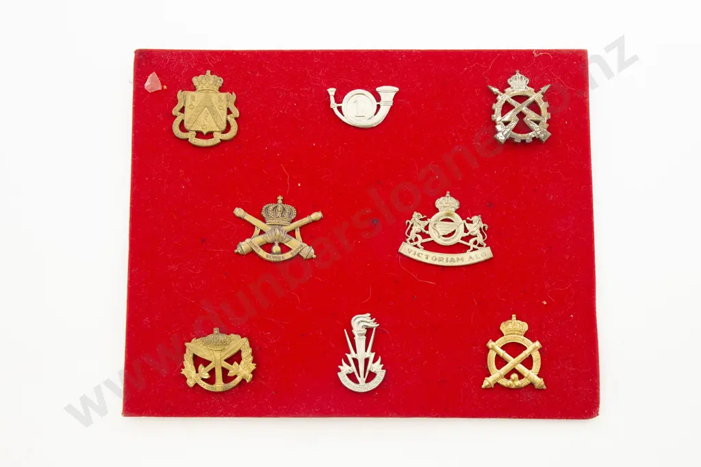 WWII NZ and Other Regimental Cap Badges and Buttons (26) Image 1++