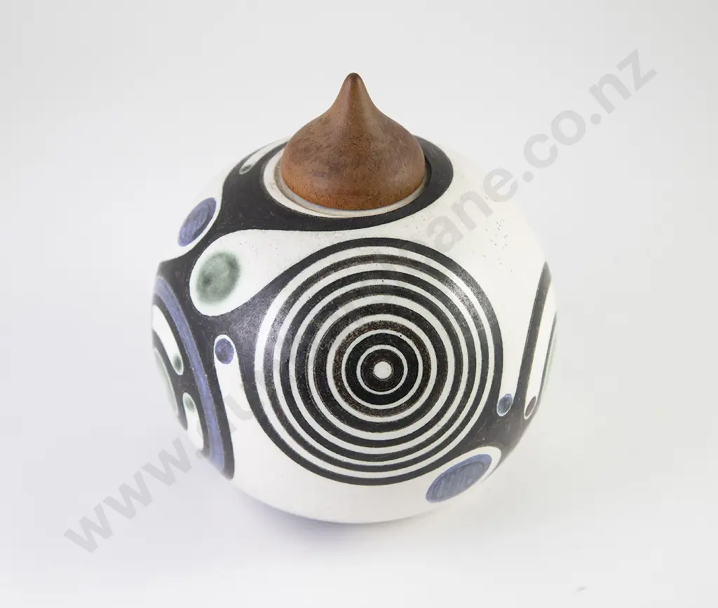 Anneke Borren Circular Lidded Pot Image 1++