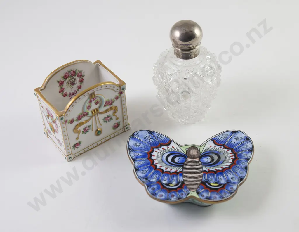 Victorian S/S Topped & Cushion Cut Glass Scent Bottle Image 1++