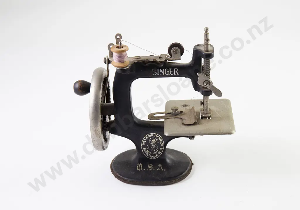 Singer USA Miniature Childs Sewing Machine Image 1++