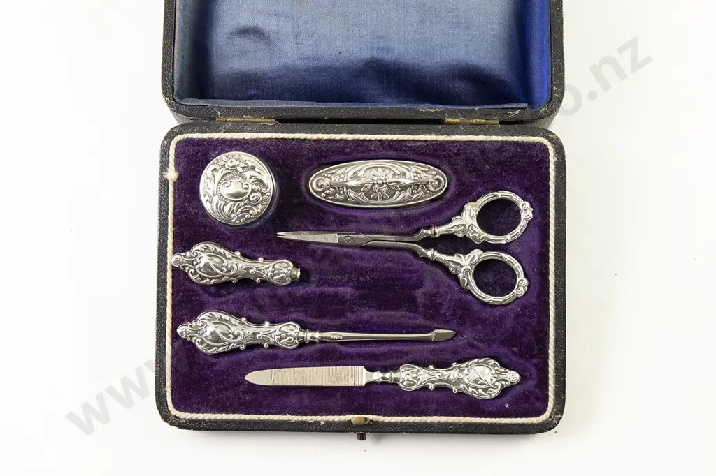 Cased S/S Manicure Set Image 1++