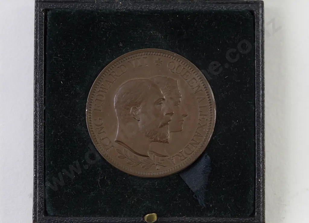 Cased Bronze Royal Commemorative Medallion Image 1++