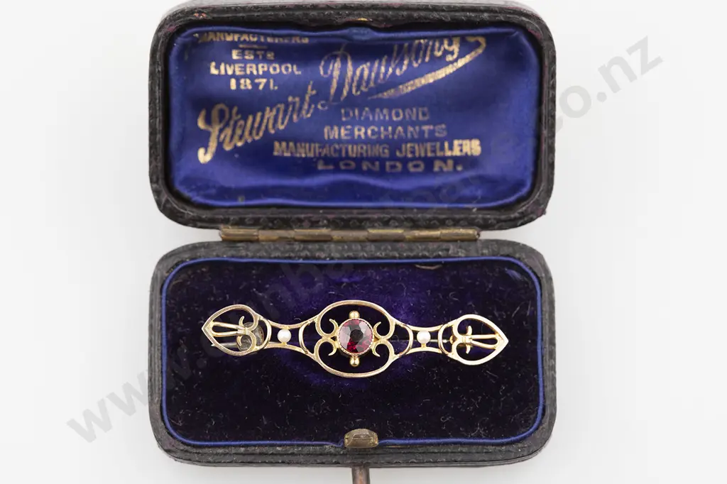Edwardian 9ct Shaped Lozenge Bar Brooch Image 1++