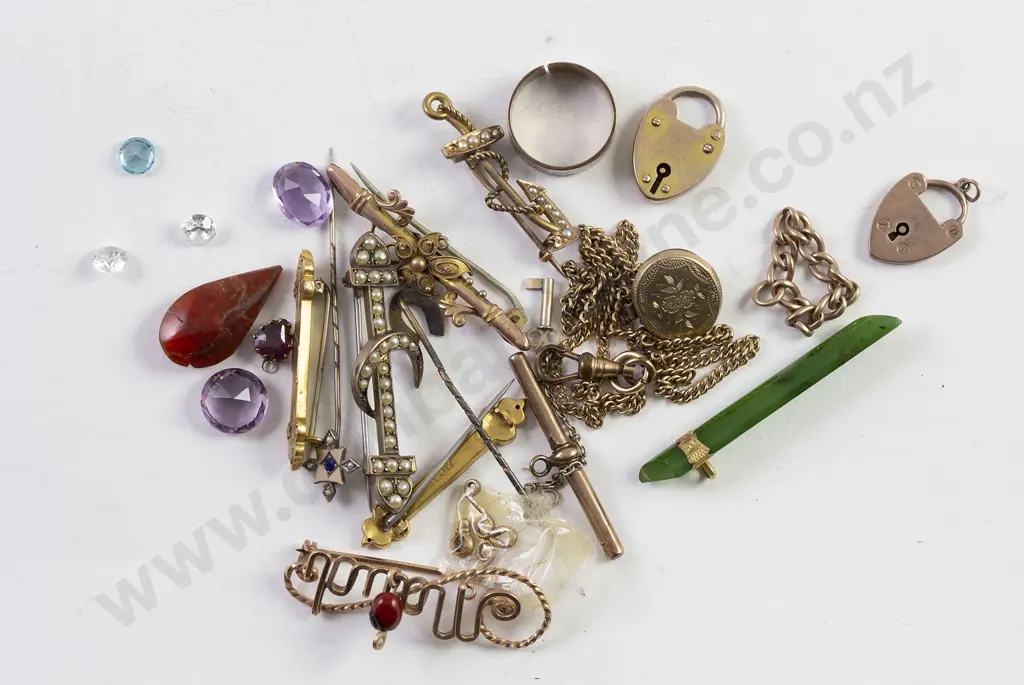 Collection Victorian Gold and Plated Brooches Image 1++