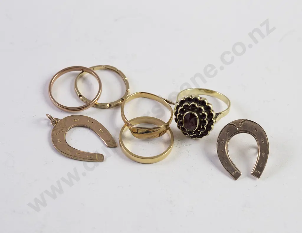 Two 18ct Wedding Bands Image 1++