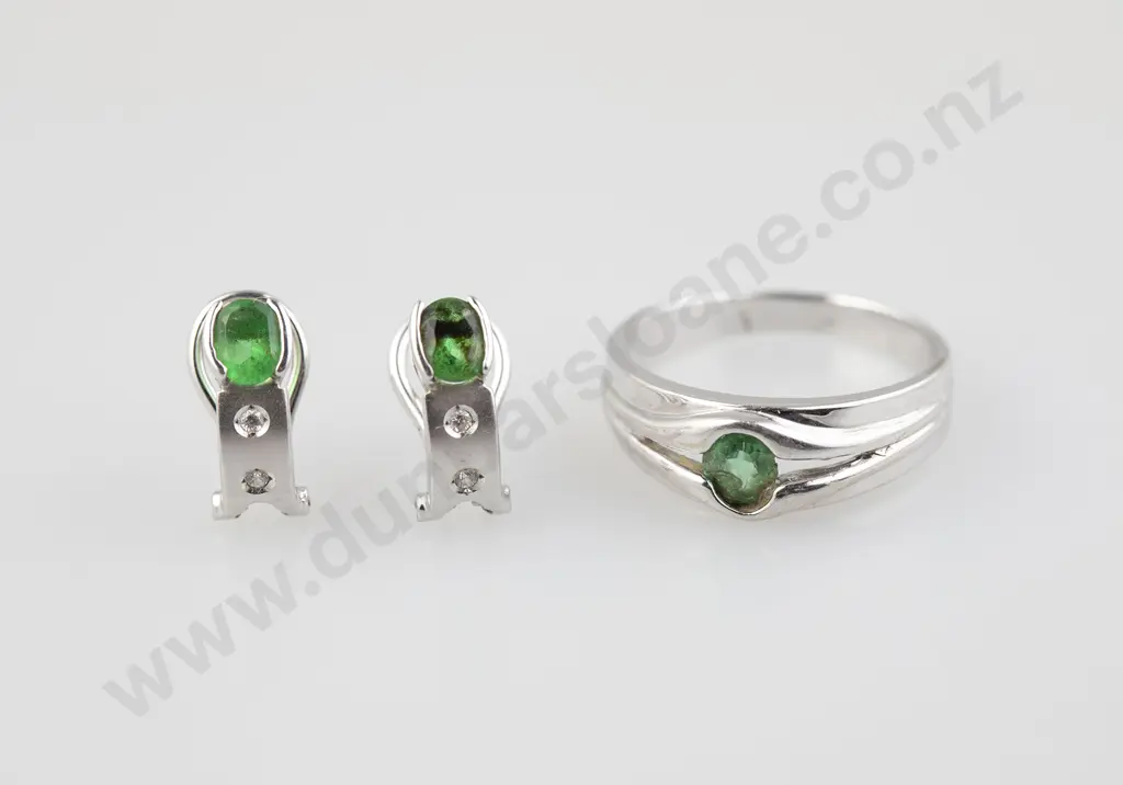 18ct Single Imitation Emerald Ring Image 1++