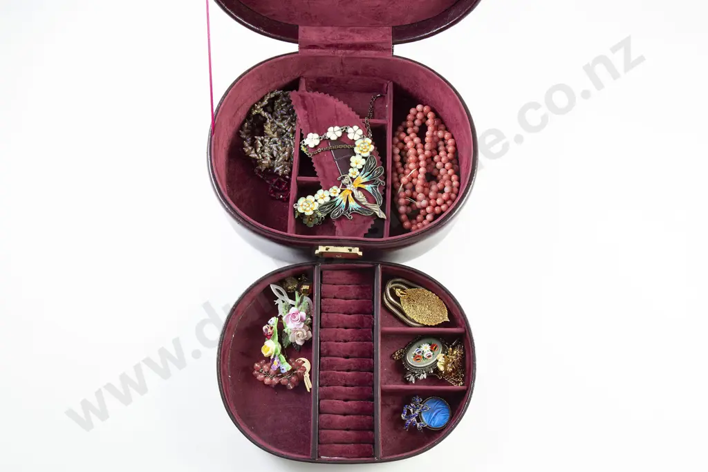 Small Qty Assorted Costume Jewellery in Box Image 1++