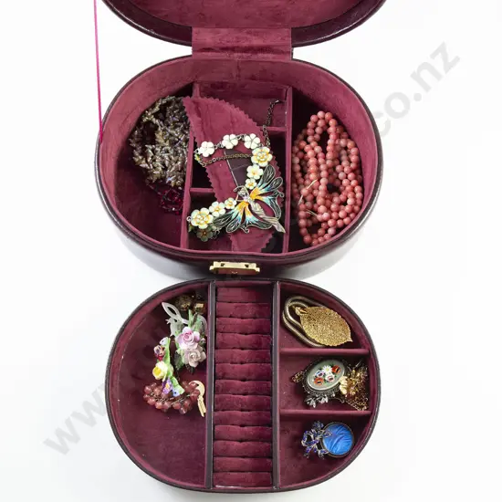 Small Qty Assorted Costume Jewellery in Box