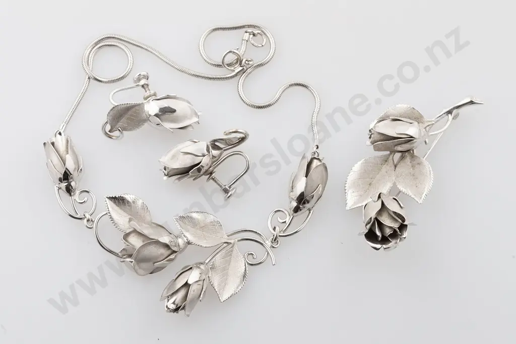 S/S Flower Spray Suite Image 1++