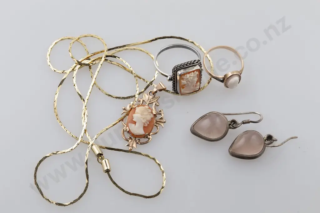 9ct Cameo Pendant Image 1++