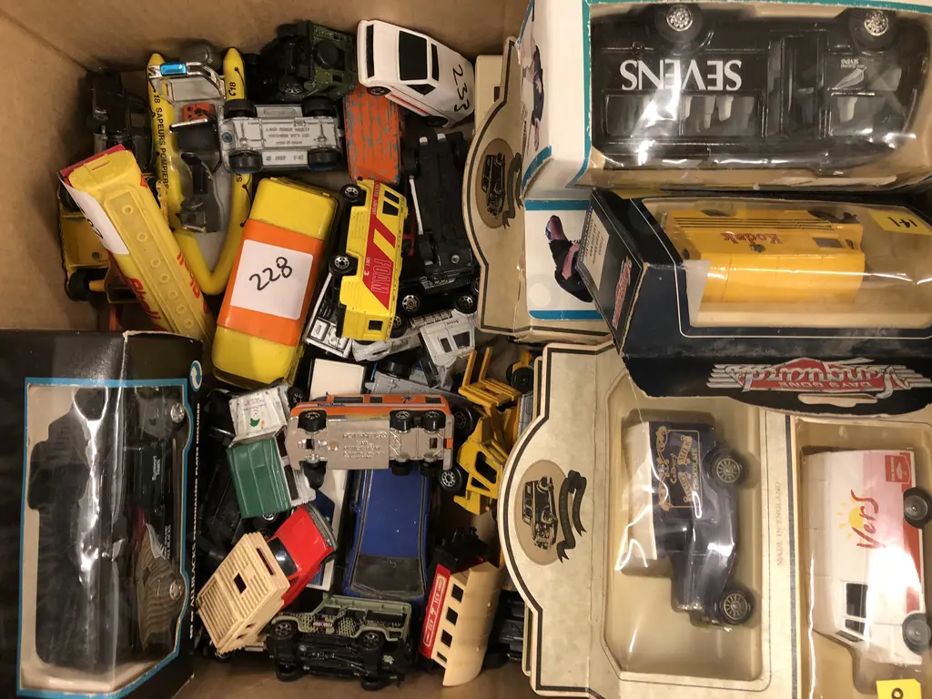 Qty Of Assorted Boxed and Loose Die Cast Models Image 1++