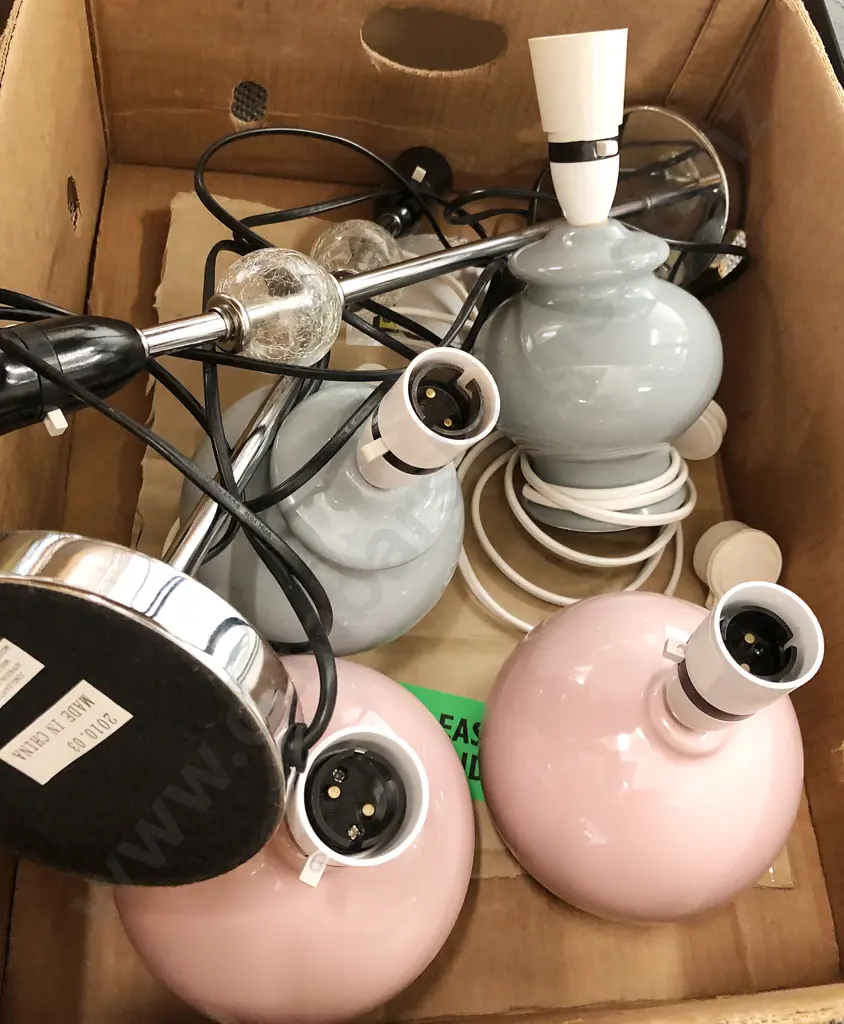 Box of Assorted Lamps and Shades Image 1++