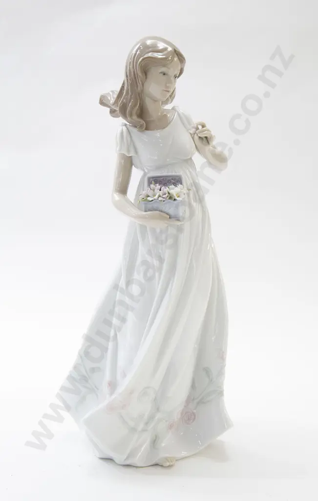 Large Lladro Figure Girl with Flowers Image 1++