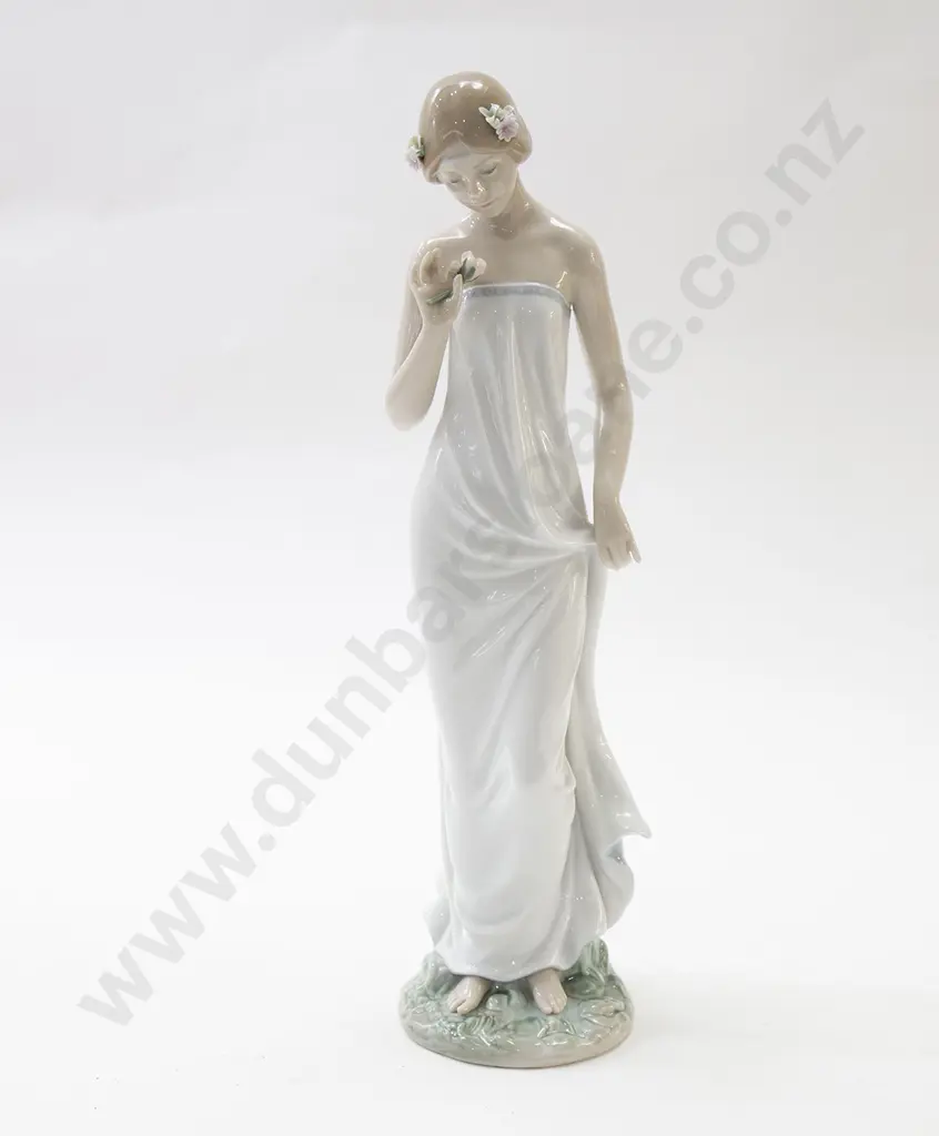 Lladro Figure Girl with Flowers Image 1++