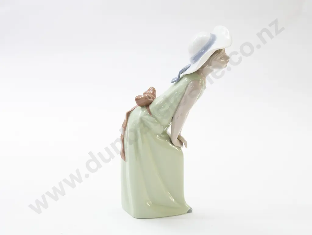 Lladro Figure Girl in Green Dress Image 1++