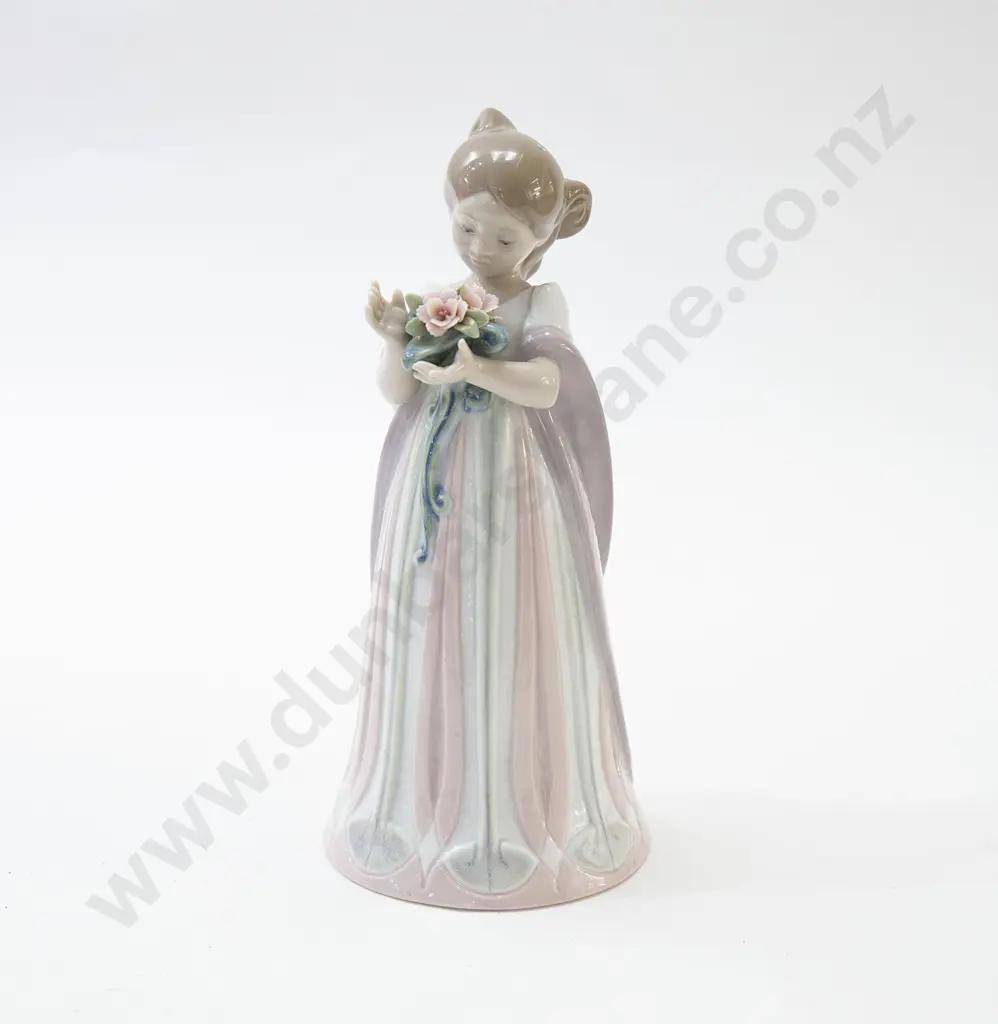 Lladro Figure Girl with Flowers Image 1++