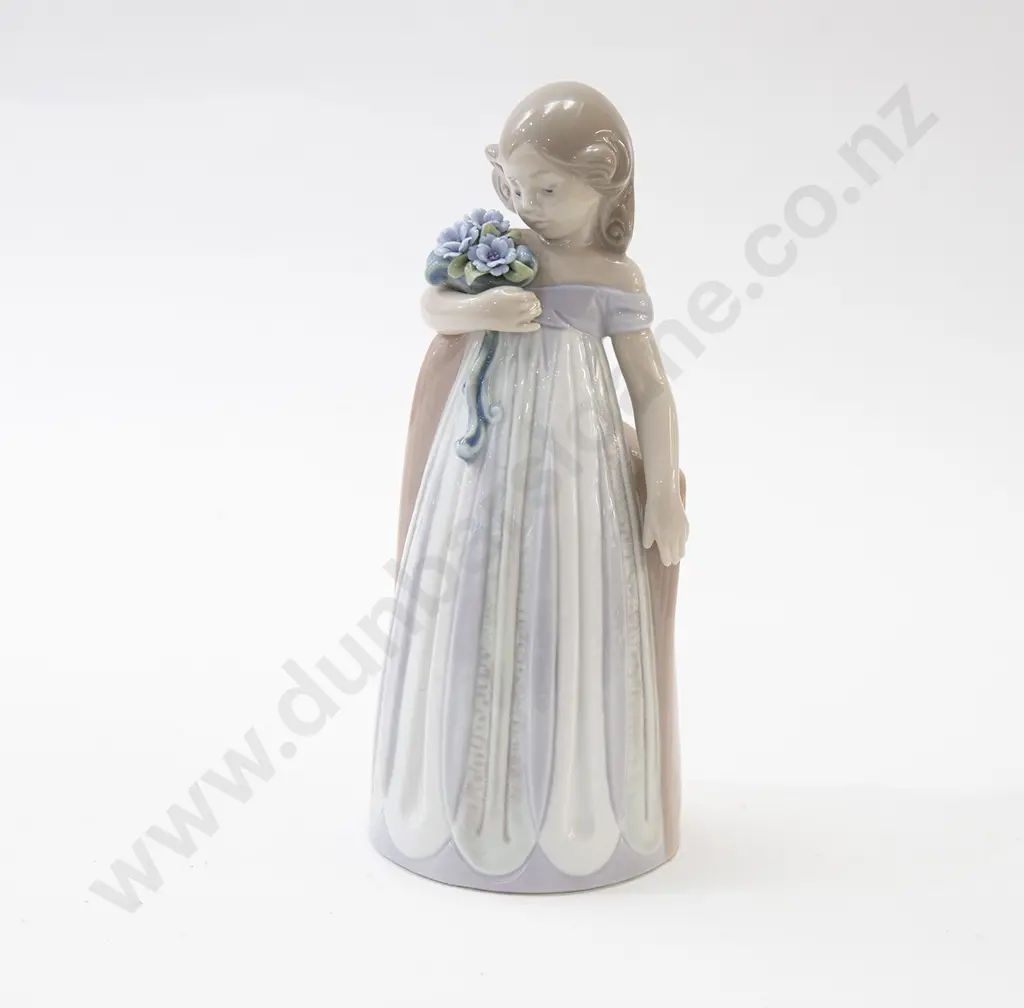Lladro Figure Girl with Flowers Image 1++