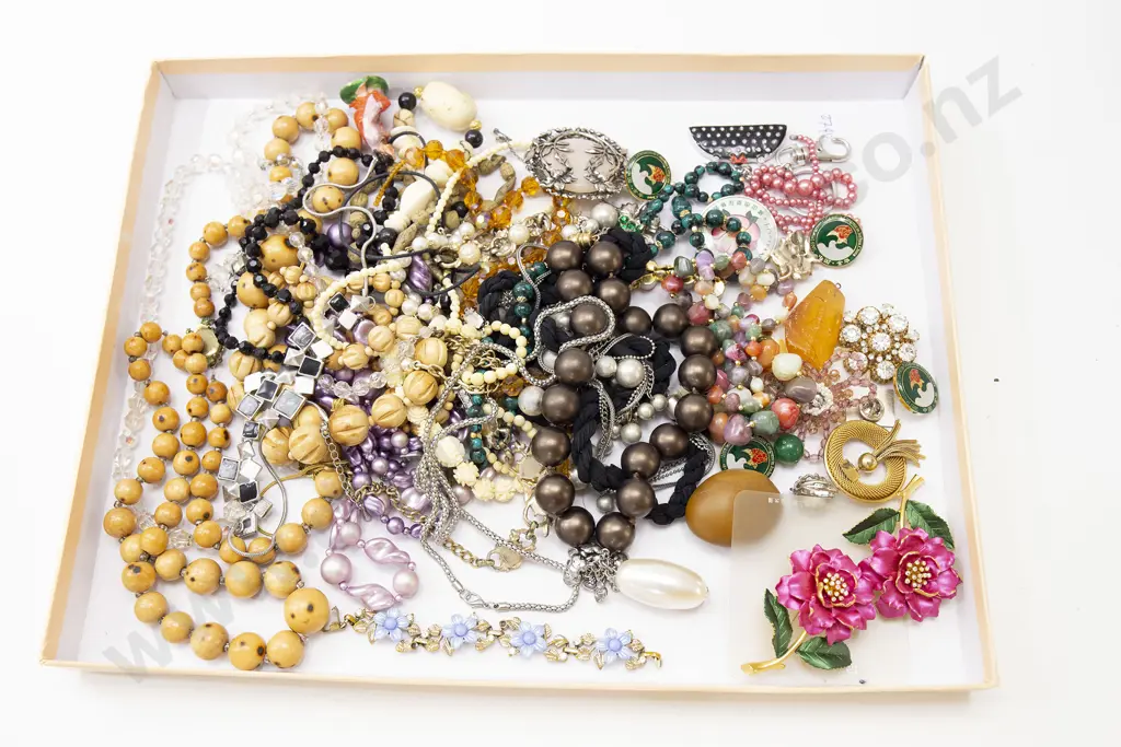 Box of Assorted Costume Jewellery Image 1++